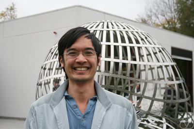 El matemático Terence Tao ante una pizarra